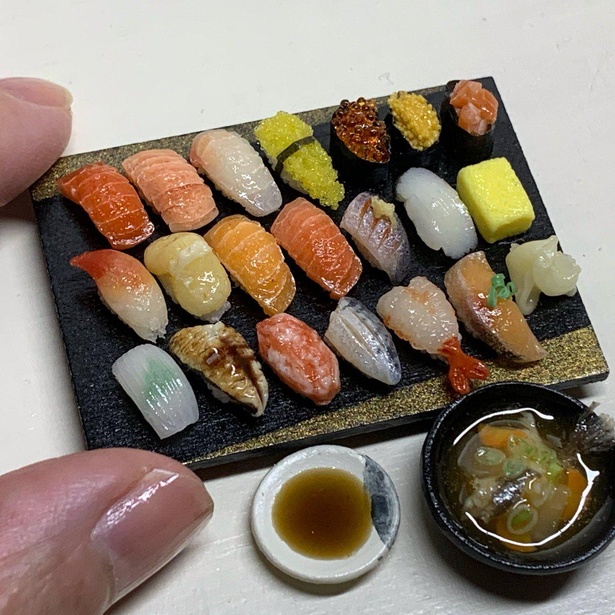 美しく並んだ寿司のミニチュア