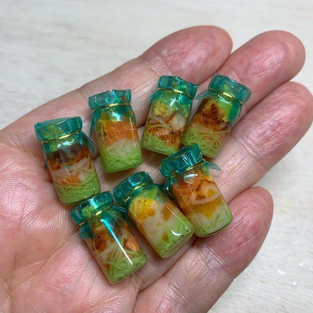 岩手県宮古市の名物で、ウニなどの旬の食材を牛乳瓶に詰めた「瓶ドン」のミニチュア