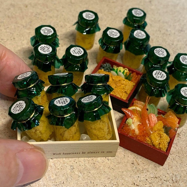 瓶詰めのウニのミニチュアと、ウニ弁当