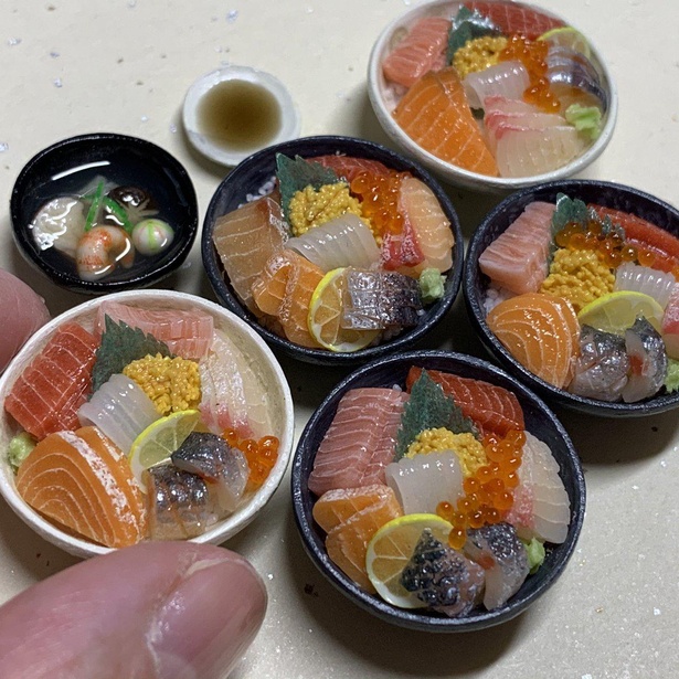 海鮮丼のミニチュアは見ているだけでお腹が空いてくる