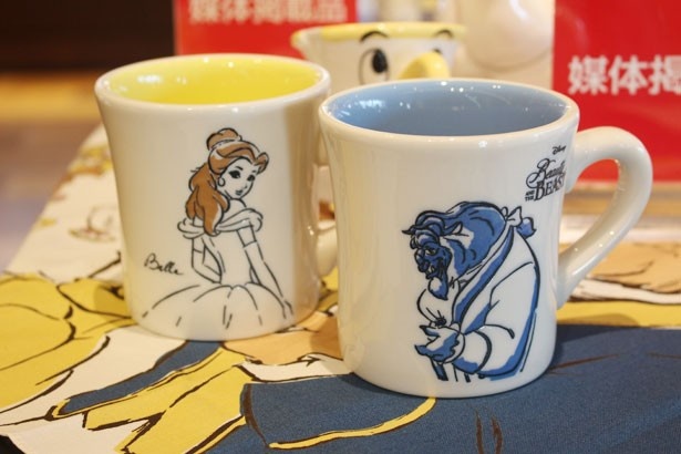 スケッチ画がキュート！ベルと野獣のマグカップ(各1599円)