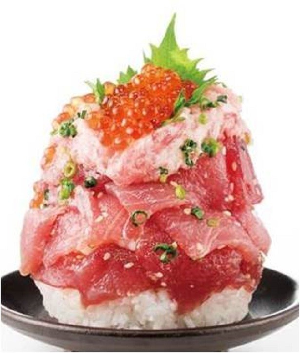 【写真を見る】メガ盛りご飯にマグロとネギトロを付け、頂上にいくらを載せた「北辰鮨」の鮪の塔(1280円)