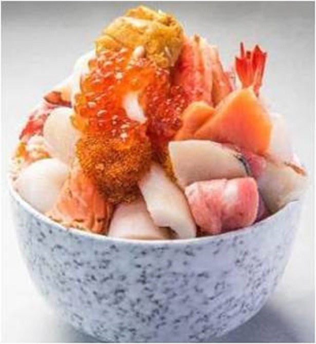 「鮨のぶ」の30種類のスペシャルまかない丼(2700円) ※5/8(月)まで、各日限定50点