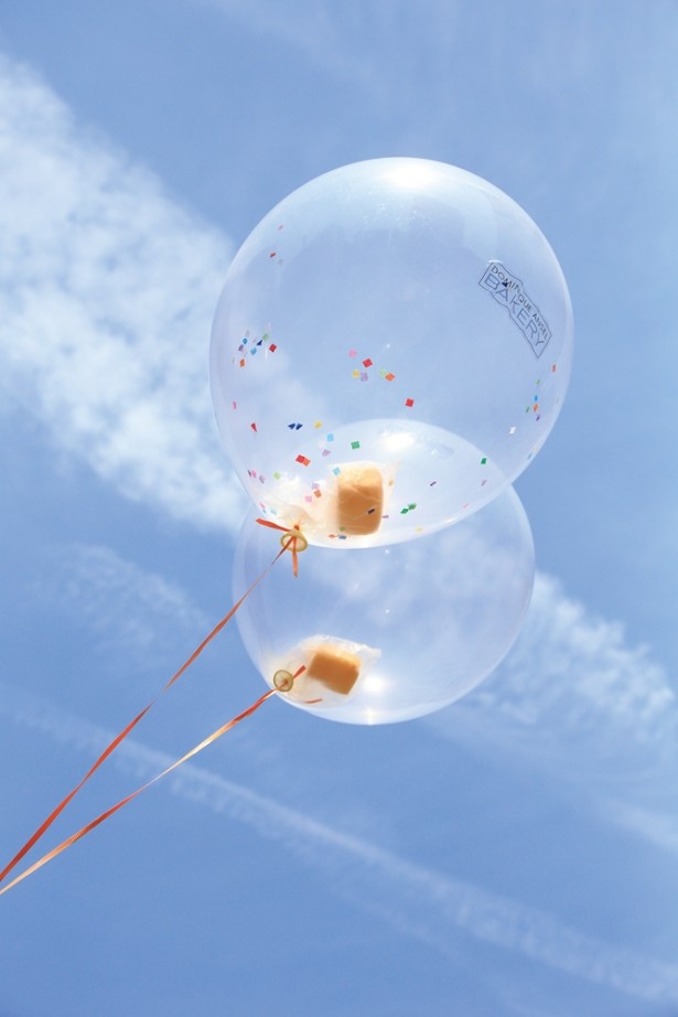 「空飛ぶケーキ」1080円。空へ浮く風船の中にふわふわのスポンジケーキが入っている、サプライズ感満載のお菓子