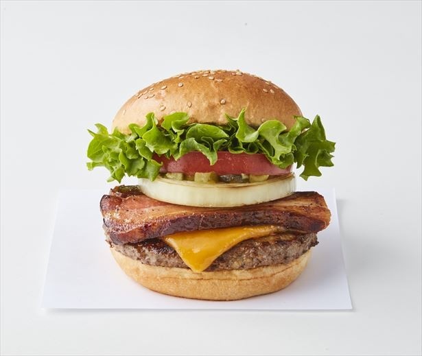 【写真を見る】チーズが加わりよりおいしさもボリュームが増す！「クラシックスモークベーコンチーズバーガー」