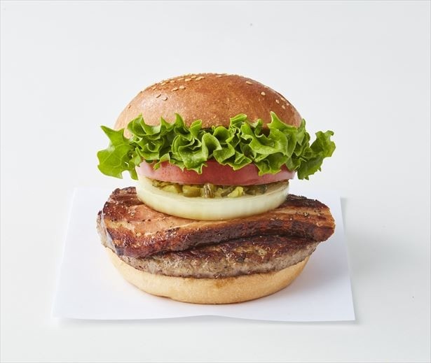 シンプルにこだわった素材を楽しめる「クラシックスモークベーコンバーガー」