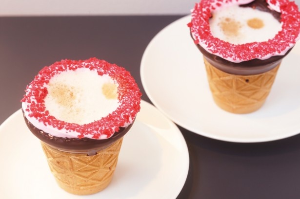 ラズベリー×チョコクリーム￥410＋カフェラテ270円。コーンカップの縁にはチョコとラズベリー風味のメレンゲでデコレーション