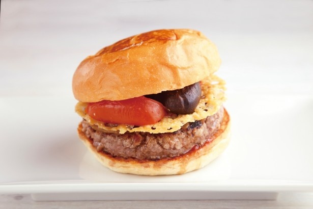オリジナルケチャップソースを使った看板メニューの「UMAMI BURG ER」1490円
