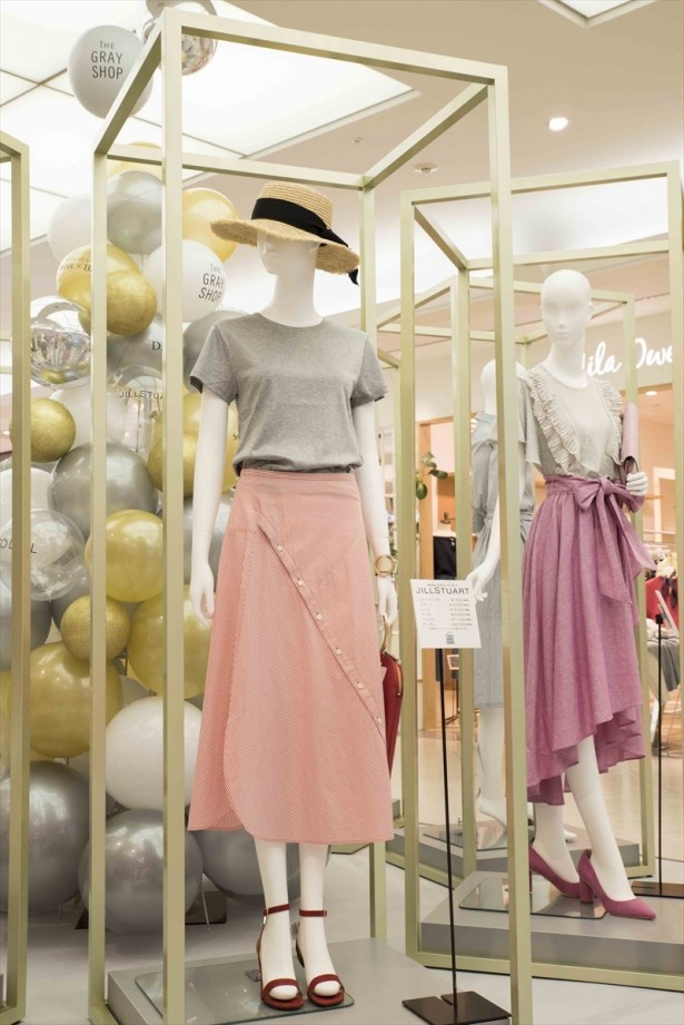 ここで展示されているトップスは購入が可能