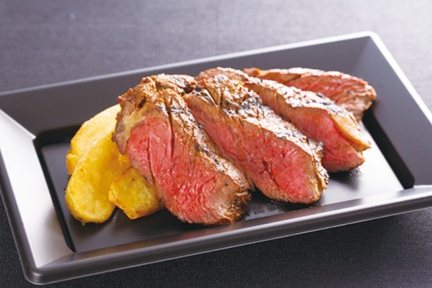 T.Y.HARBORの「厚切りケイジャンステーキ」1400円は、香辛料が肉の旨味を引き立てる