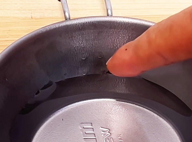 カップの内側には、ハンドルの溶接跡が薄っすらと付いている。調理などの際に目安となりそうだ(写真は水を100ミリリットル入れた状態)