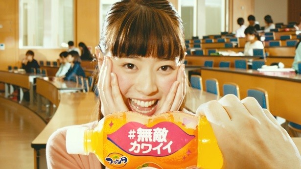 【写真を見る】「＃無敵カワイイ」のかおりちゃん