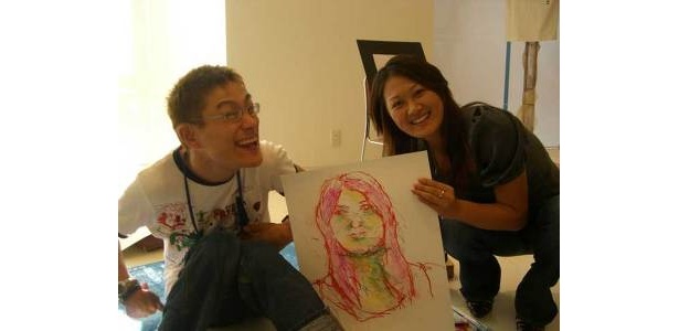 色鮮やかな似顔絵が完成！　