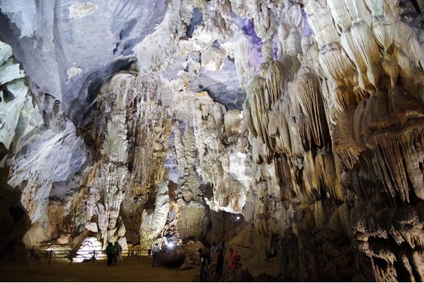 大小さまざまな洞窟が300以上あると言われるが、調査中のためその全貌は未知数だ / フォンニャ＝ケバン国立公園