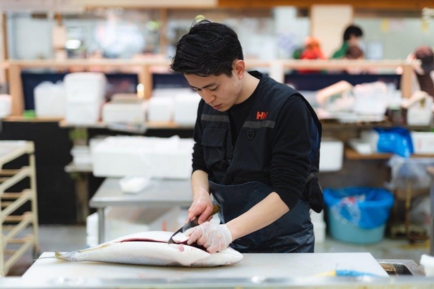 【画像】同プロジェクトを立ち上げた、鮮魚店「おのざき」四代目・小野崎雄一さん