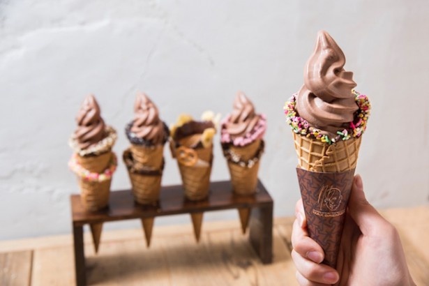 カラフルなトッピングのワッフルコーンに入ったMAX BRENNERオリジナルの濃厚チョコレートソフトクリーム「フェイバリットチョコレートワッフルコーン」(580円)