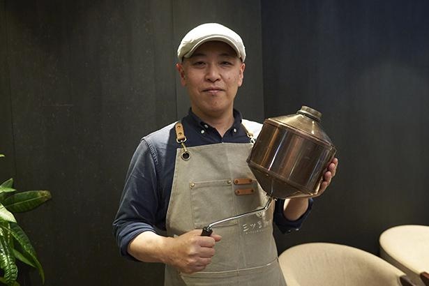 長岡さんが焙煎に対する感覚を培った、店の原点ともいえる手回し焙煎機
