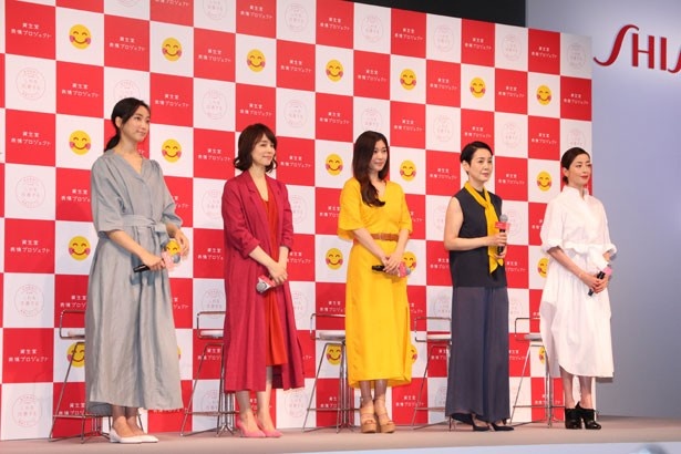 新CMに出演する5名の女優がそろい、ステージは華やかな雰囲気に包まれた