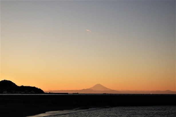 見物海岸から望む相模湾越しの富士山。シルエットがとても幻想的