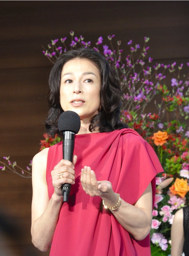 ｢見ている人が藤岡家の一員人たりたいと思えるような家族を演じられたら」とてんの母・しず役の鈴木保奈美
