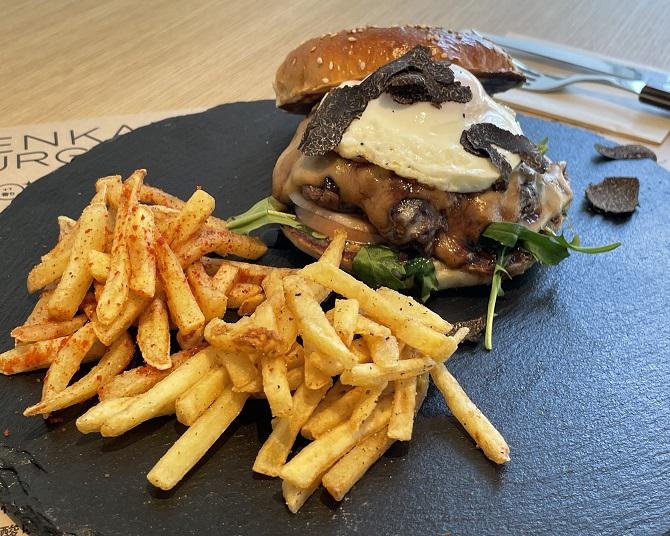 トリュフや神戸牛を使用した高級ハンバーガーが原価で楽しめる⁉ ミシュラン獲得「sio」鳥羽シェフ監修の「GENKAI BURGER」試食リポート！