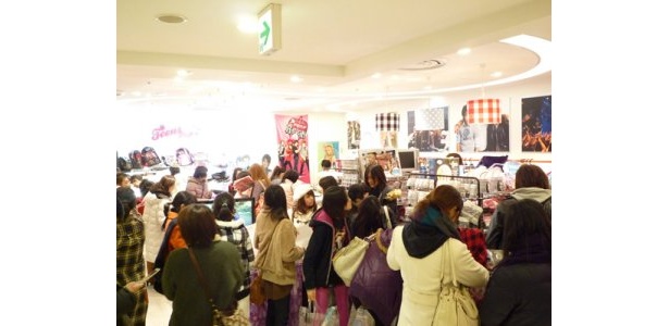 店内は若い女性の姿が多く見られる