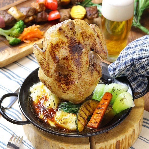 3、4人でシェアするのにちょうどいいボリュームのスパイシーな「ビア缶チキン」(税抜1650円)
