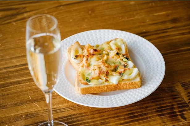 桜海老とチーズの香ばしい香りが食欲をそそる「桜海老と刻みネギのチーズトースト」