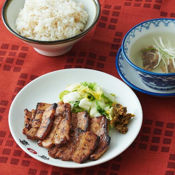 味の牛たん喜助「厚切り豚カルビ焼き定食」(1210円)