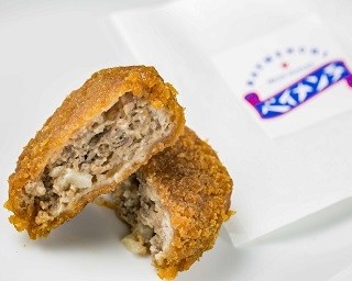 肉とソースにこだわり、揚げたてサクサク！横浜DeNAベイスターズのメンチカツ