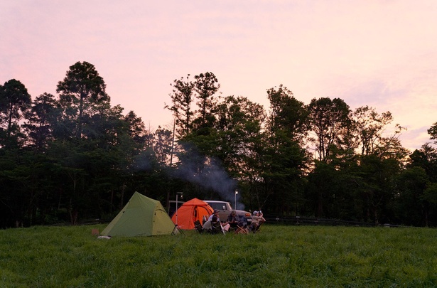 日暮れと共に、美しい夕焼けに染まる空もキャンプの醍醐味
