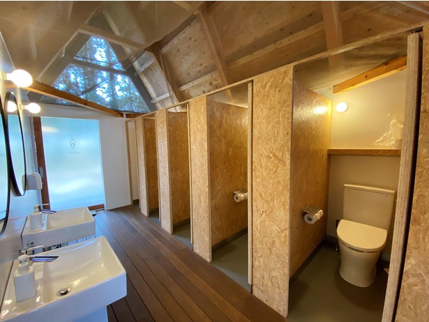 個室が4つと洗面台が2つ備わった女子トイレ。木の温もりあふれる清潔な空間