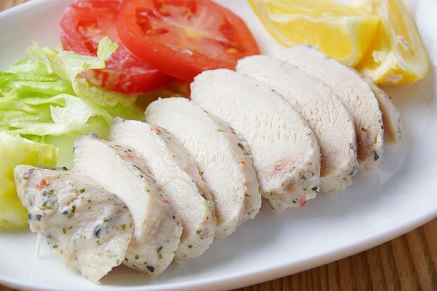 鶏のムネ肉は脂質が少なく、タンパク質が豊富。「食べてそのまま筋肉をつける感じです。ムネ肉最強！」