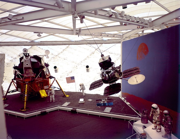 1970年大阪万博の展示から。1969年、アポロ11号の人類初の月面着陸の様子を再現したアメリカ館の展示。宇宙を身近に体験できる貴重な機会だった
