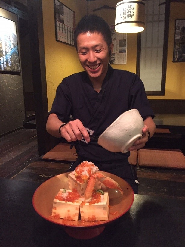 【写真を見る】スタッフの“粋な掛け声“とともに、「いくら」をぶっかけるパフォーマンス