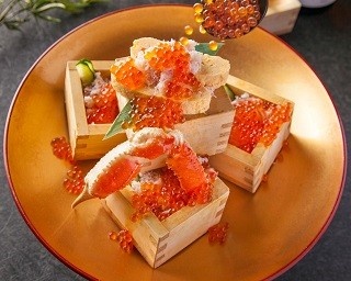 カニがのった升飯に大量のいくらをぶっかけ！「いくらぶっかけ船上海鮮ご飯」