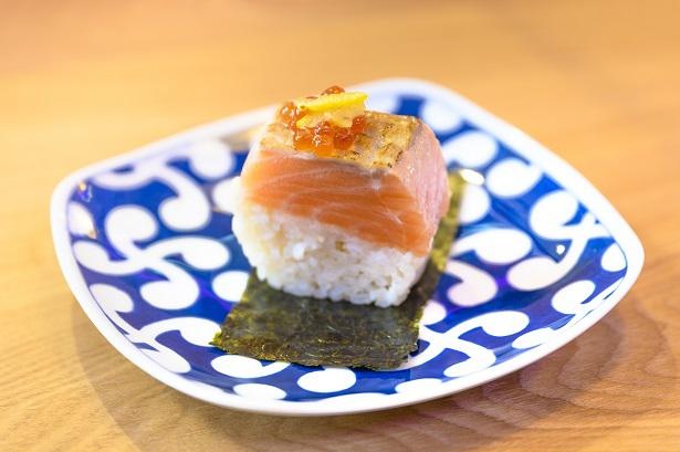 数種ある魚巻き寿司から、とおるさんはサーモンとイクラによる「魚巻きサーモン」をチョイス