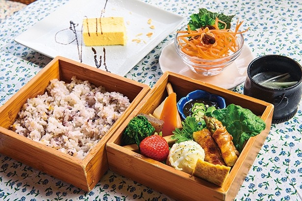 季節の野菜をたっぷり使った竹重弁当(1620円)。人気のチーズケーキもセットだ