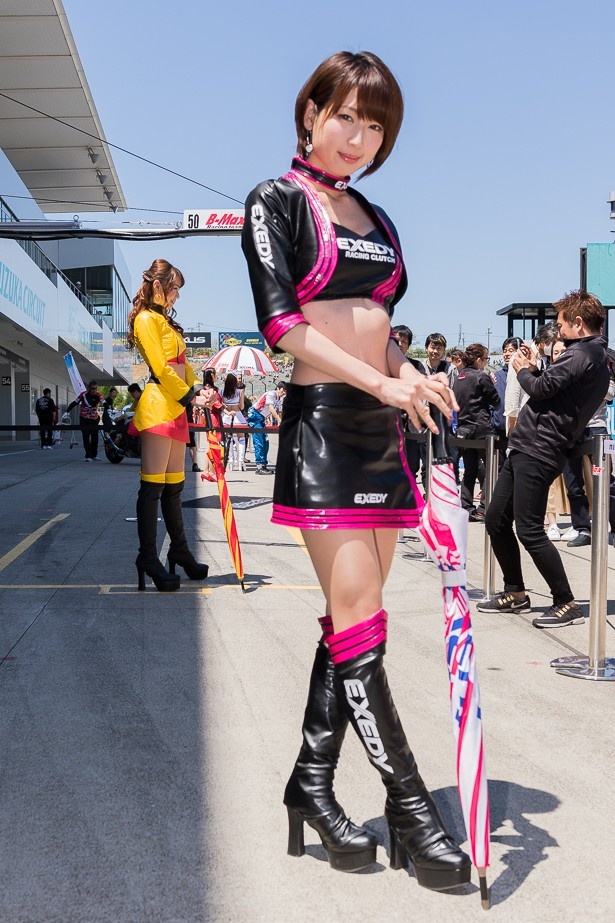 【写真を見る】ピット彩るレースクイーン