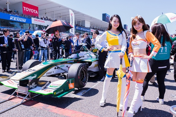 ポールポジションを獲得した中嶋のマシンとレースクイーン