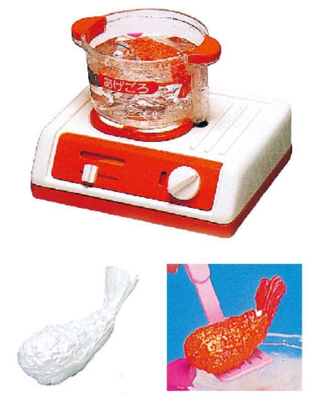 「フライDEこんがり」。白いエビフライのおもちゃを水に浸けると、こんがり揚がったような色に変化する調理おもちゃ