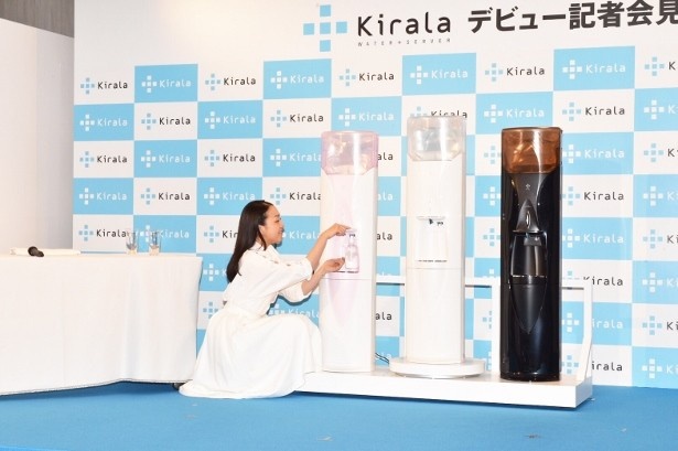 【写真を見る】新ウォーターサーバーブランド「Kirara(キララ)」で水を注ぐ浅田真央さん