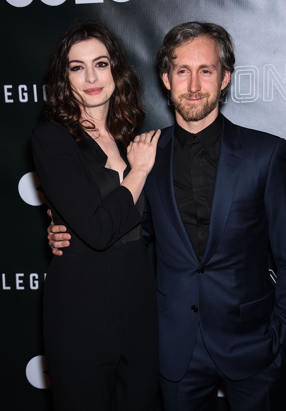 【写真を見る】『Colossal』LAプレミアに、夫アダムと登場したアン