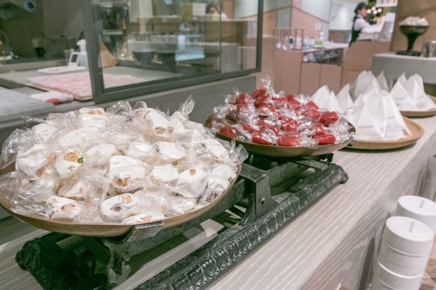 じっくりローストしたナッツがゴロゴロ入った、新食感のソフトキャンディ「ヌガー」(1袋600円)を先行販売中