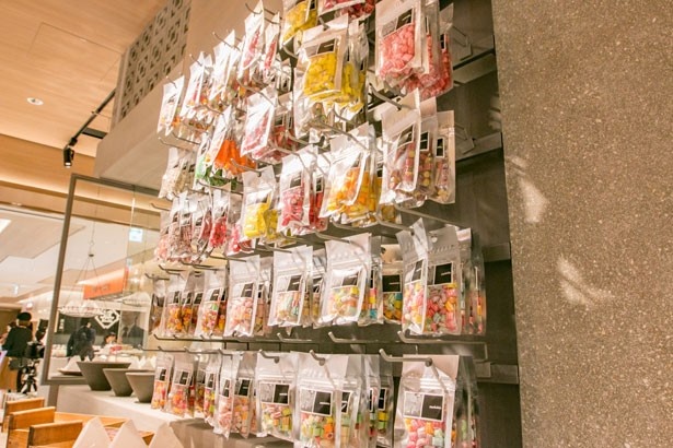 カラフルな「キャンディ」(1袋480円～)がずらり！