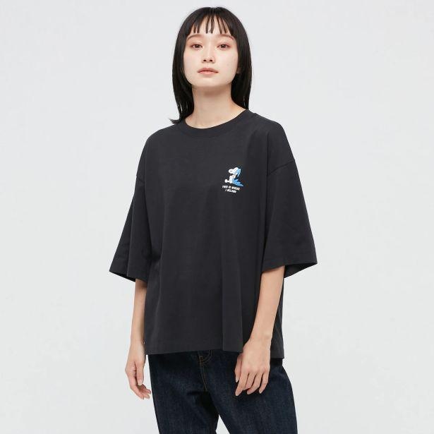 「ピーナッツ・サンデー・スペシャルズ UT グラフィックTシャツ(半袖・オーバーサイズフィット)」DARK GRAY