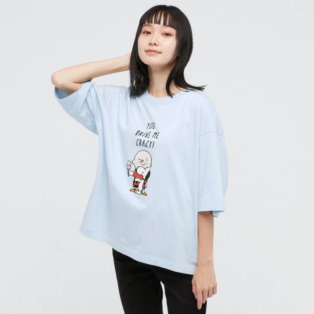 「ピーナッツ・サンデー・スペシャルズ UT グラフィックTシャツ(半袖・オーバーサイズフィット)」LIGHT BLUE