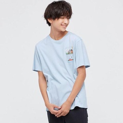 「ピーナッツ・サンデー・スペシャルズ UT グラフィックTシャツ(半袖・レギュラーフィット)」LIGHT BLUE