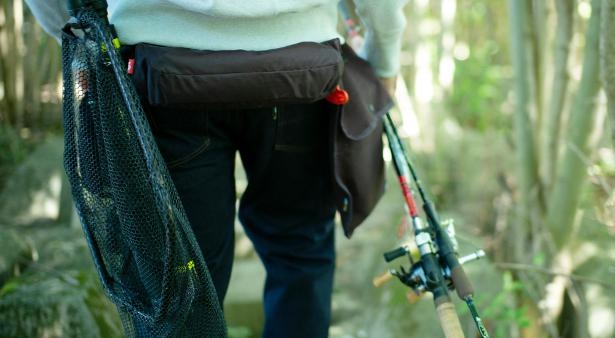 釣りだけでなく、普段使いやキャンプなどでも好評。写真は「Fisherman's Denim Workpants｜KAKUSHI 」