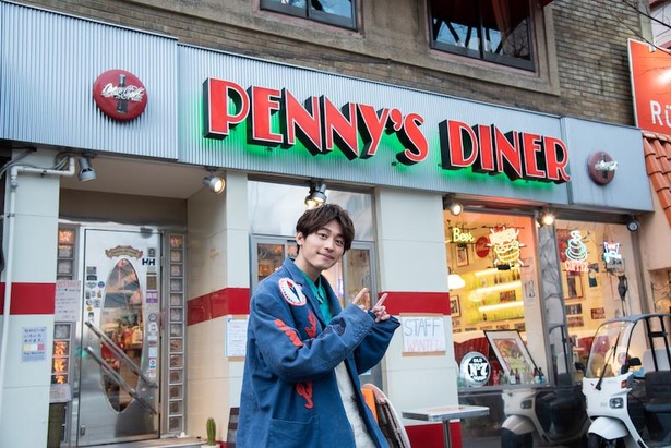 【写真】小林亮太が「ペニーズダイナー」をレポ！まるで映画の中のような雰囲気のお店にワクワク
